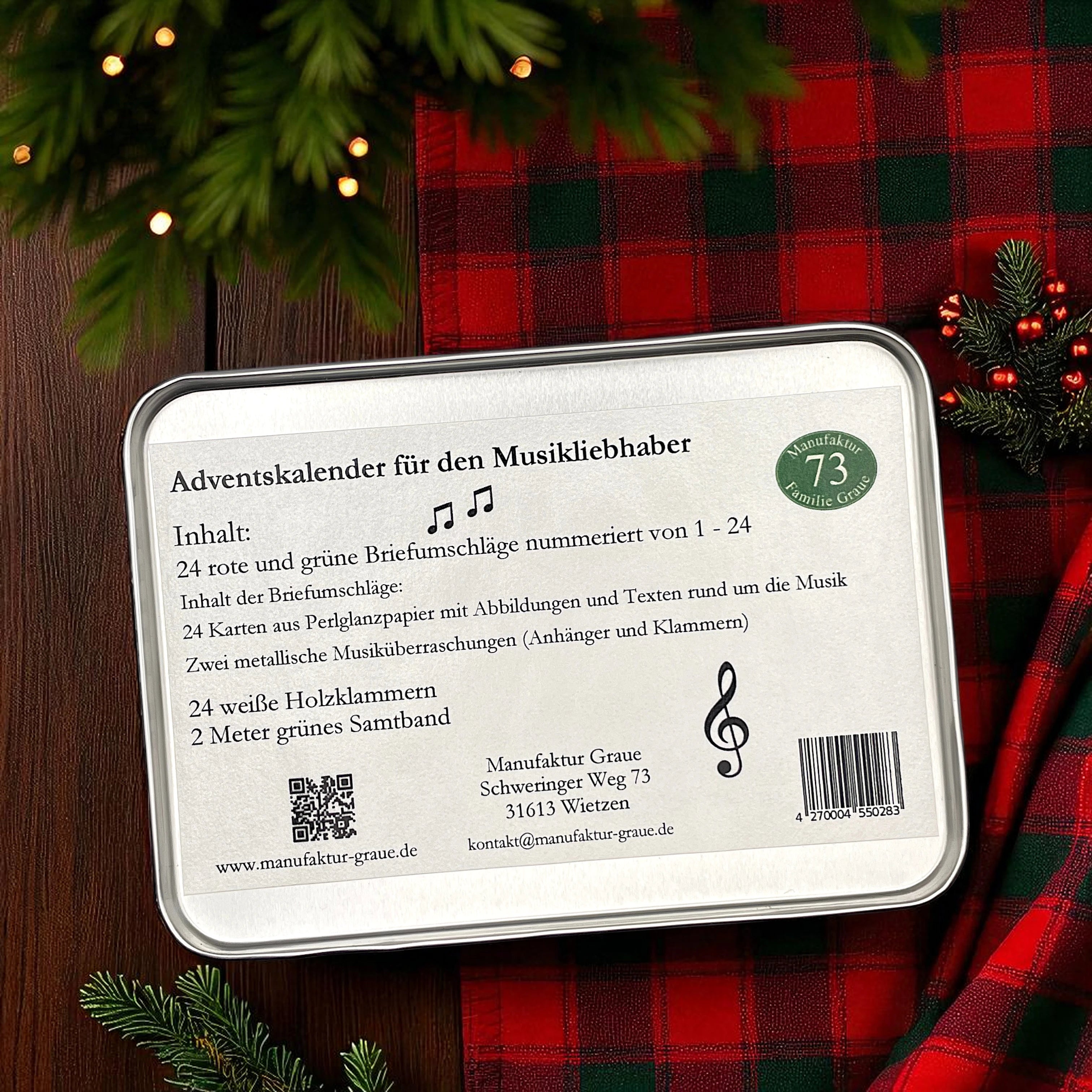 Auf einem Tisch eine Dose mit einem Adventskalender Musik
