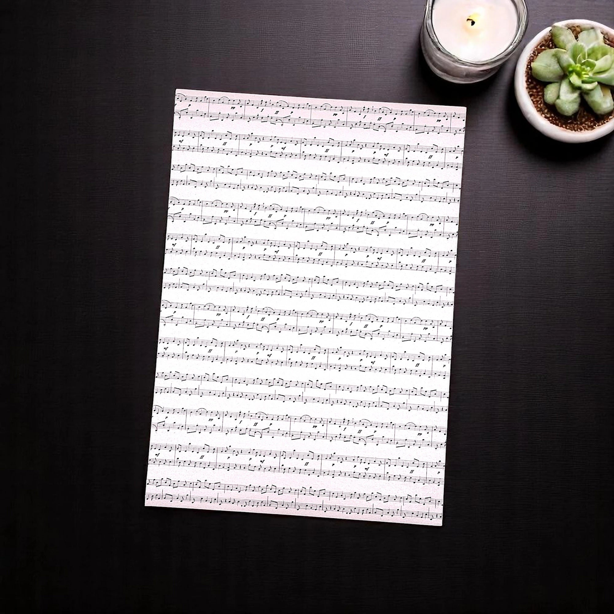Bastelpapier mit Noten für Scrapbooking in weiß