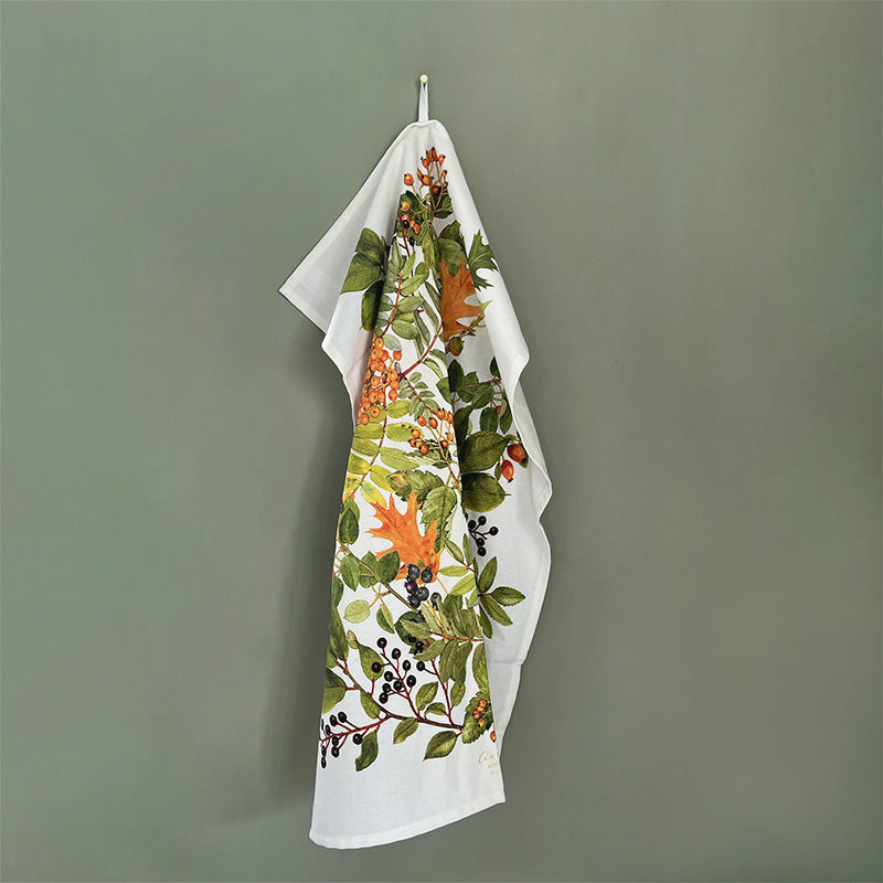 Geschirrtuch aus Bio-Baumwolle mit herbstlichen Blättern und Naturmotiven für die Küche.