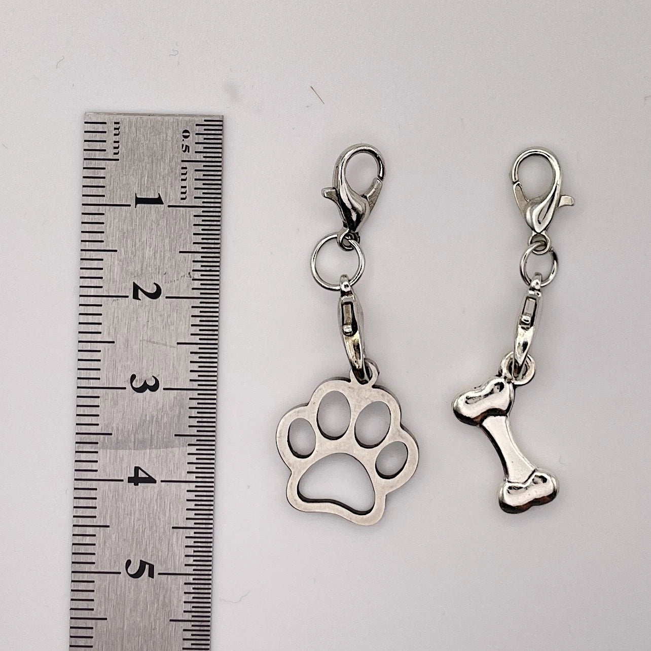 Zwei Metallanhänger zum Thema Hunde für einen Adventskalender.
