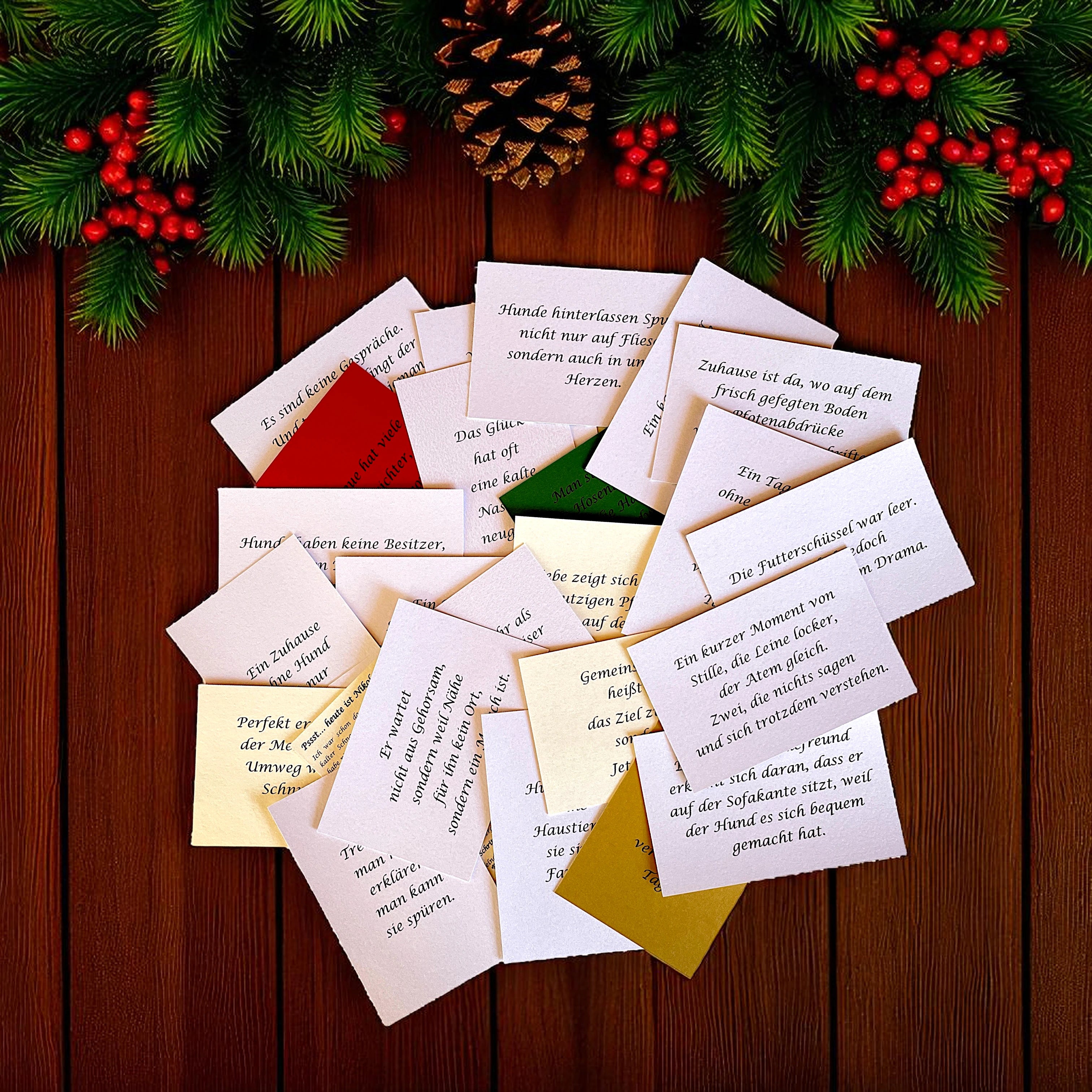 Auf einem Tisch Karten für einen Hunde Adventskalender