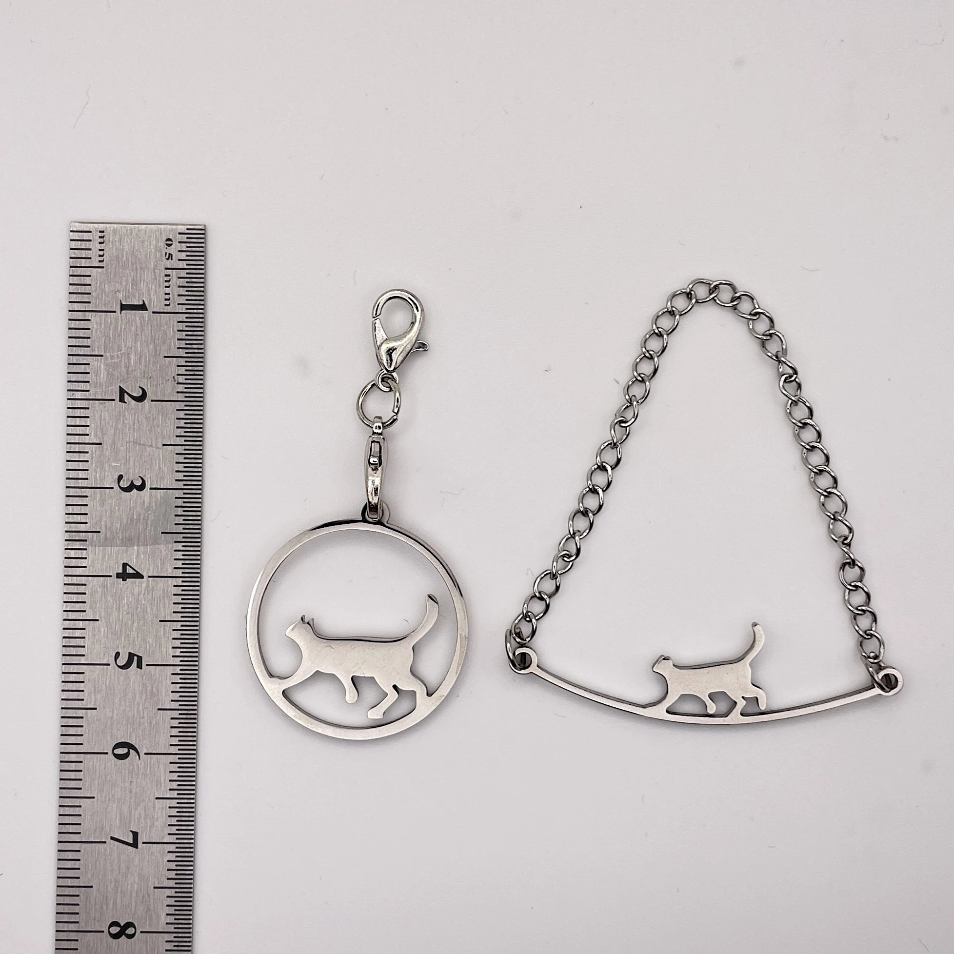Zwei Anhänger auf Metall mit einer Katze