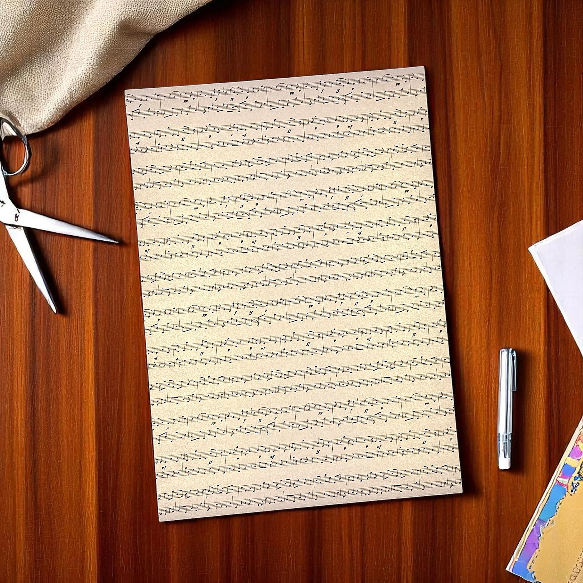 in gold liegt Notenpapier als Bastelpapier auf einen Tisch
