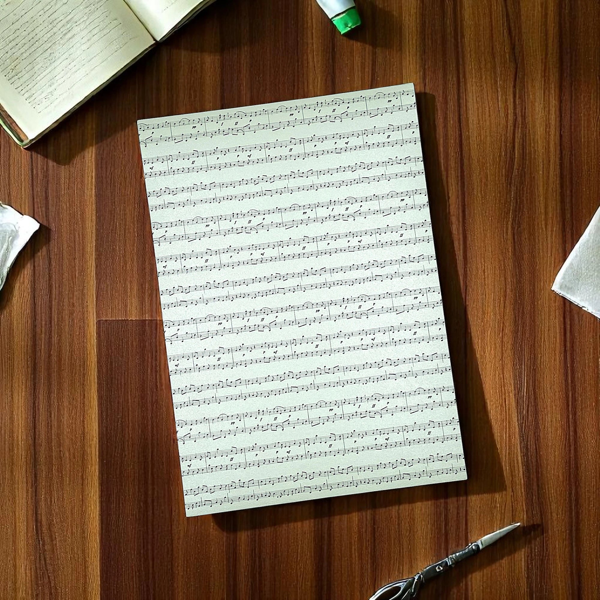 Notenpapier in mint für Scrapbooking und basteln liegt auf einem Tisch