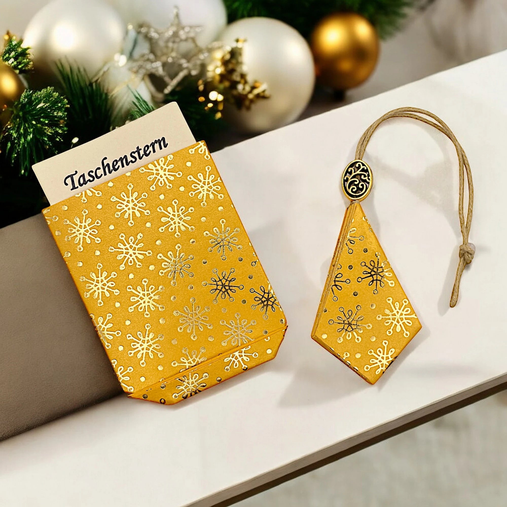 Taschenstern liegend auf einem Tisch mit Deko zu Weihnachten