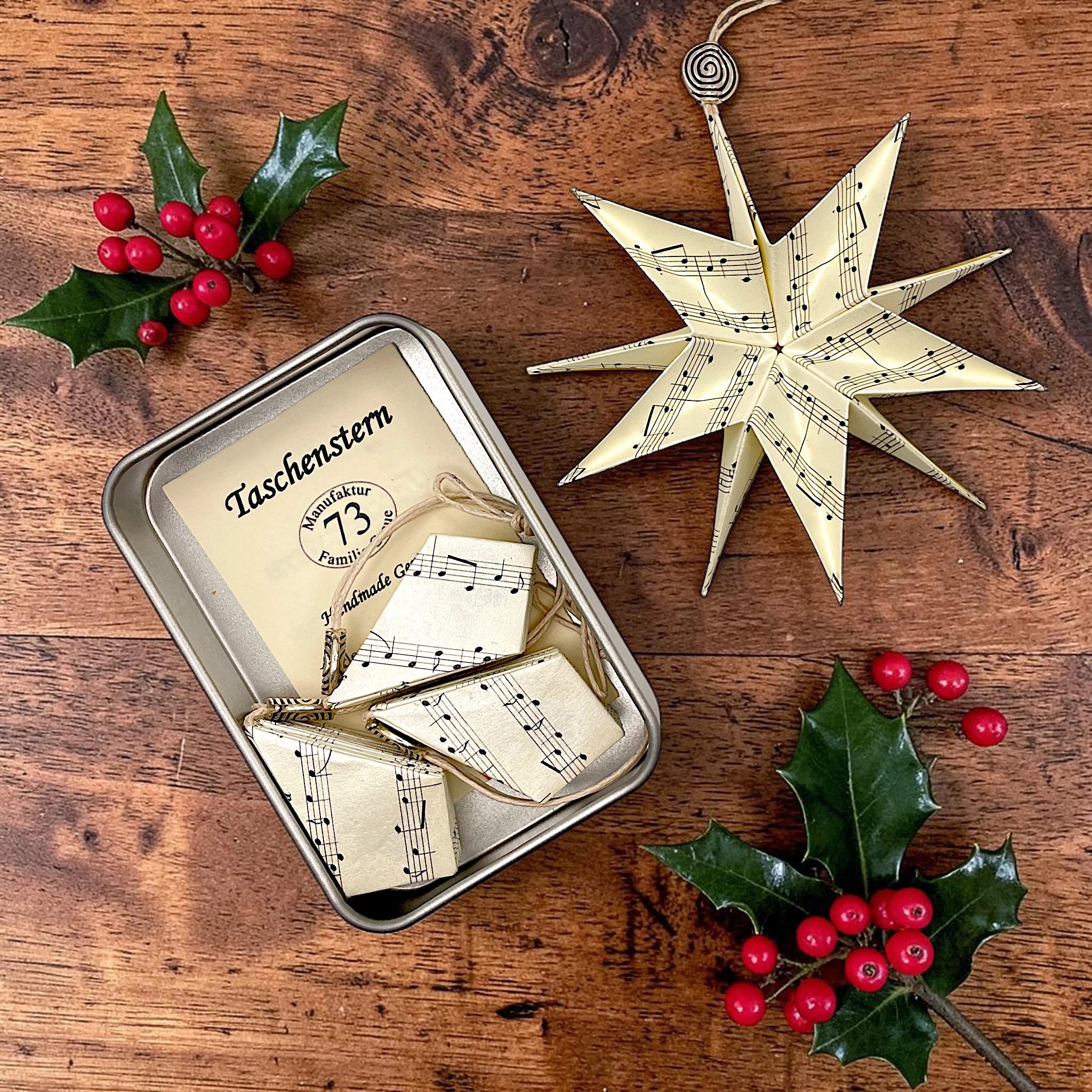 Dekorativer Papierstern mit Notenpapier für Advent, Weihnachten und Musikliebhaber.