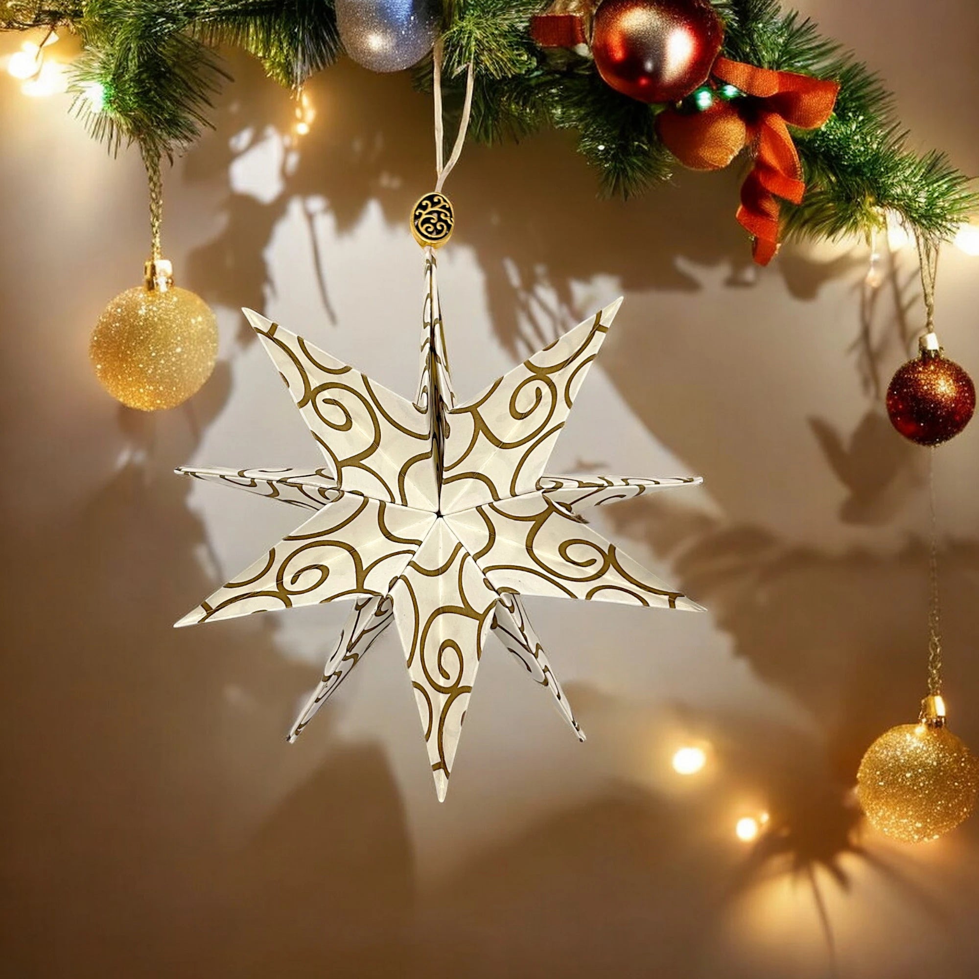 Hängender Taschenstern an einem grünen Zweig