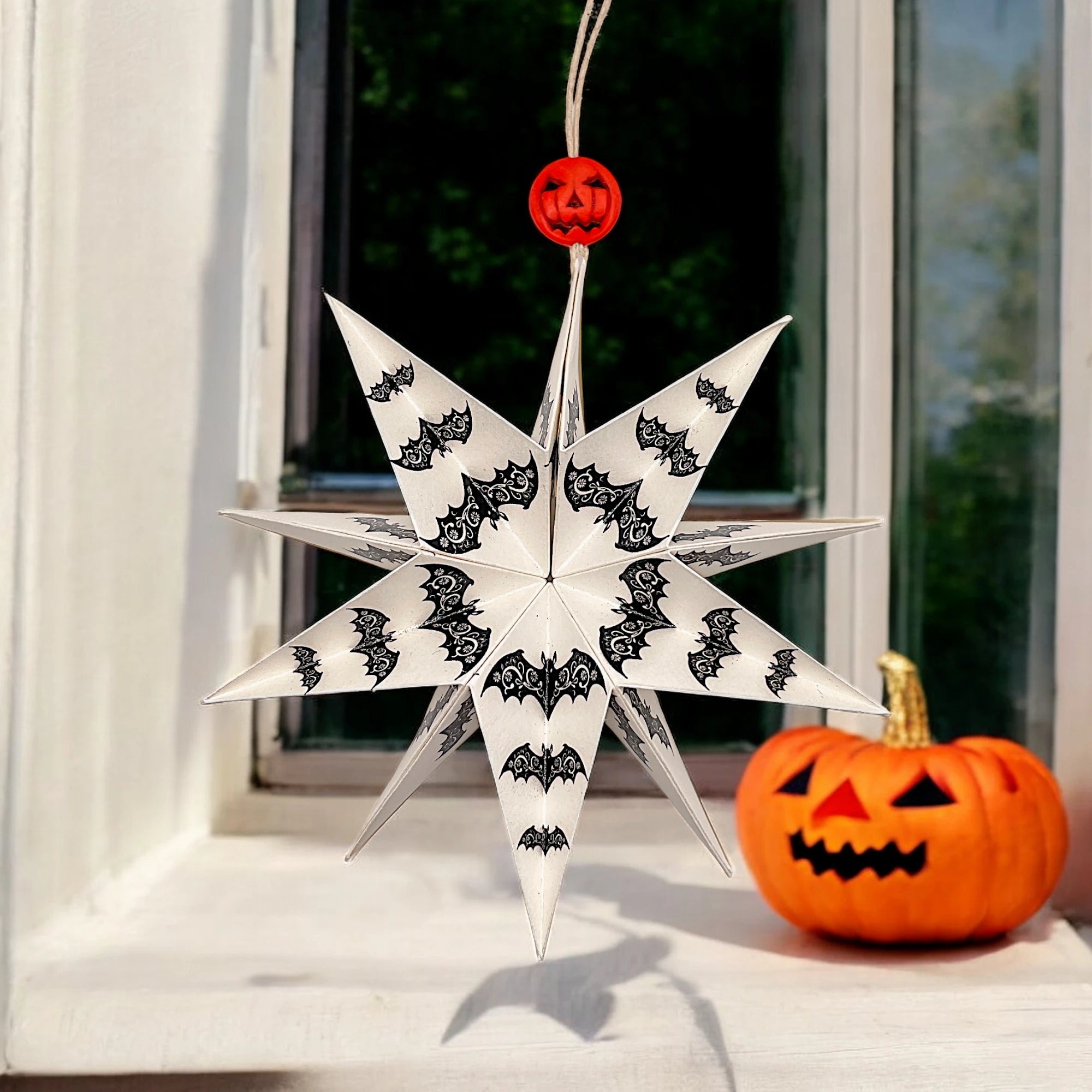 Stern mit Fledermäuse im Fenster mit einem Kürbis