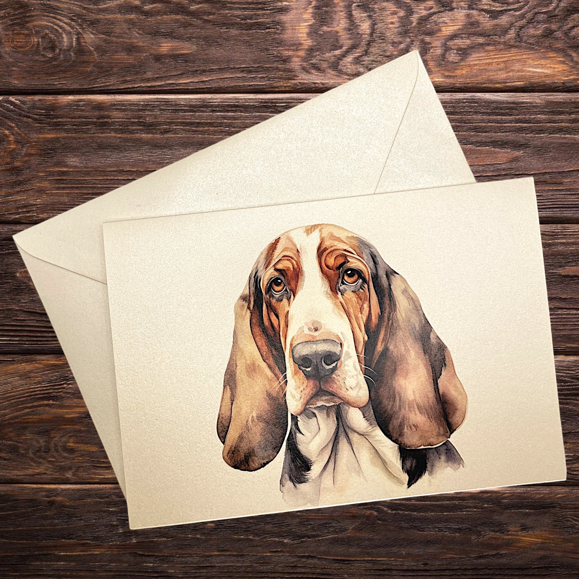 Hochwertige Hunde-Klappkarte mit Basset, stilvoll arrangiert auf rustikalem Holztisch