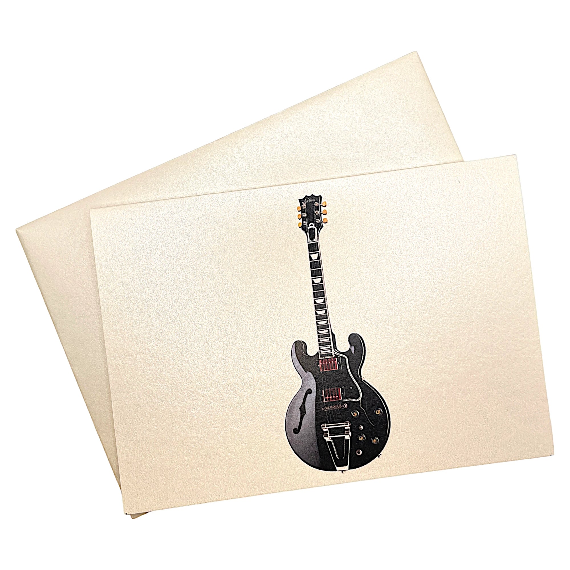 Klappkarte mit schwarzer E-Gitarre und passendem Umschlag aus Perlglanzpapier