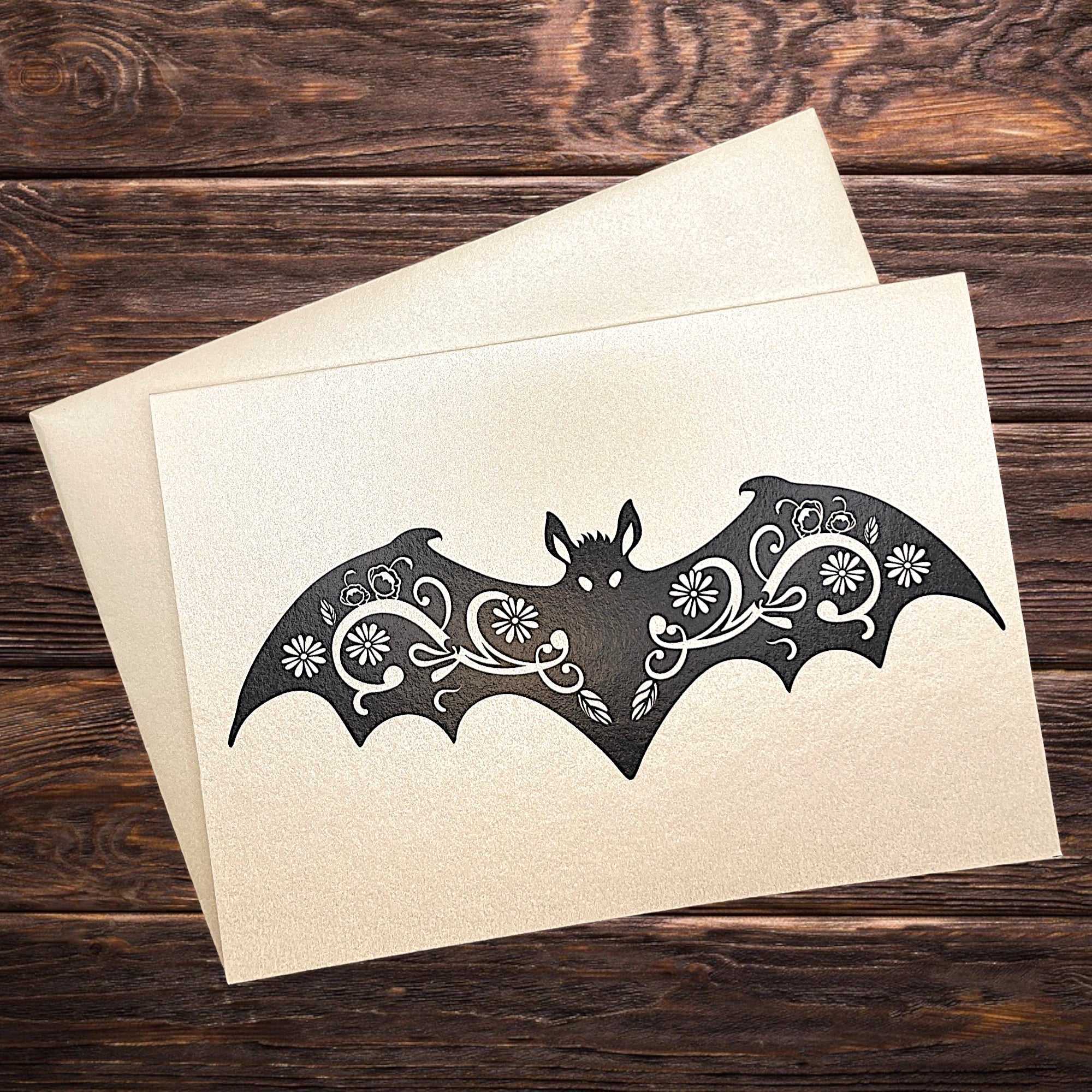 Gruselige Halloween-Klappkarte mit Fledermäusen, präsentiert auf rustikalem Holztisch