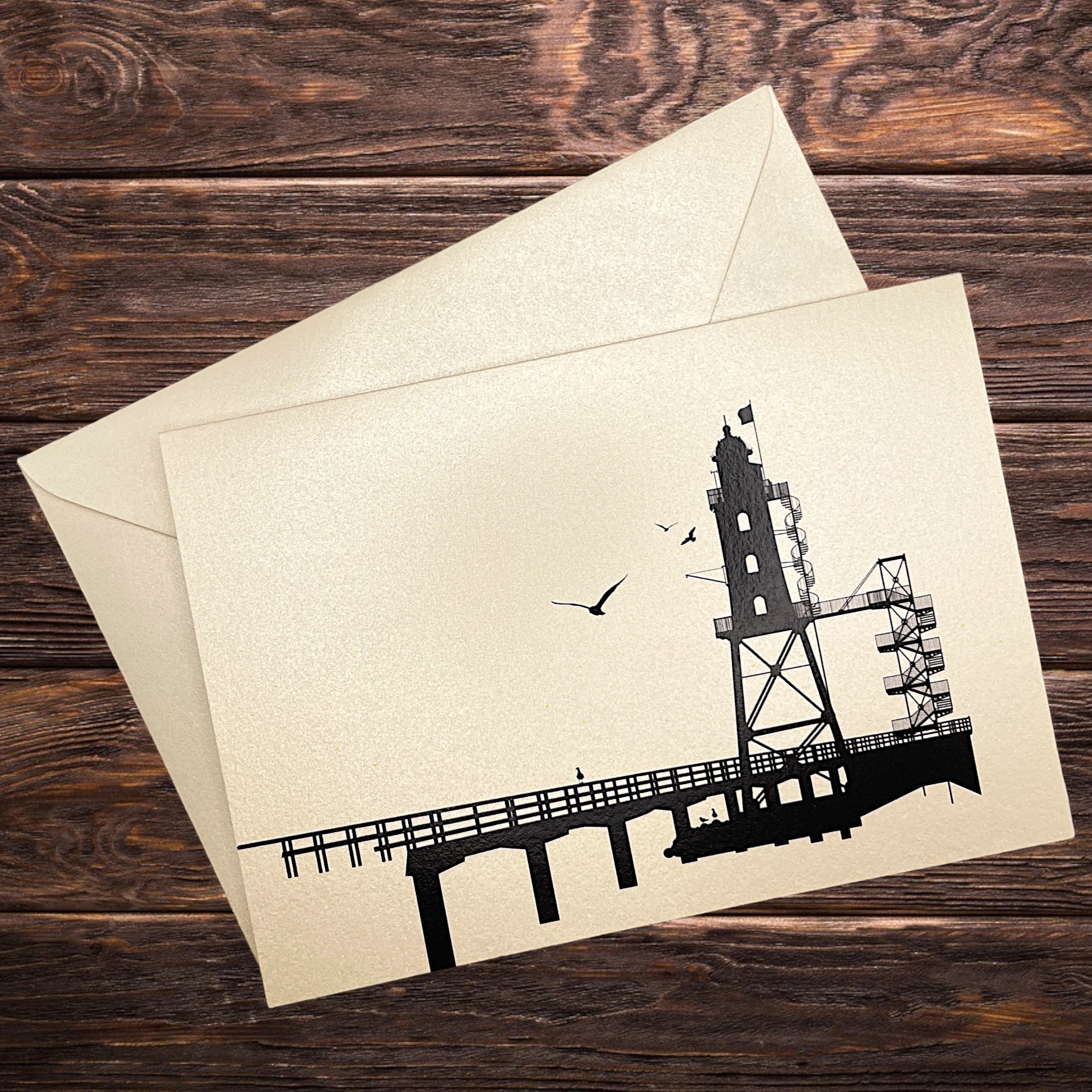 Maritime Klappkarte mit Leuchtturm Obereversand, dekorativ präsentiert auf rustikalem Holztisch