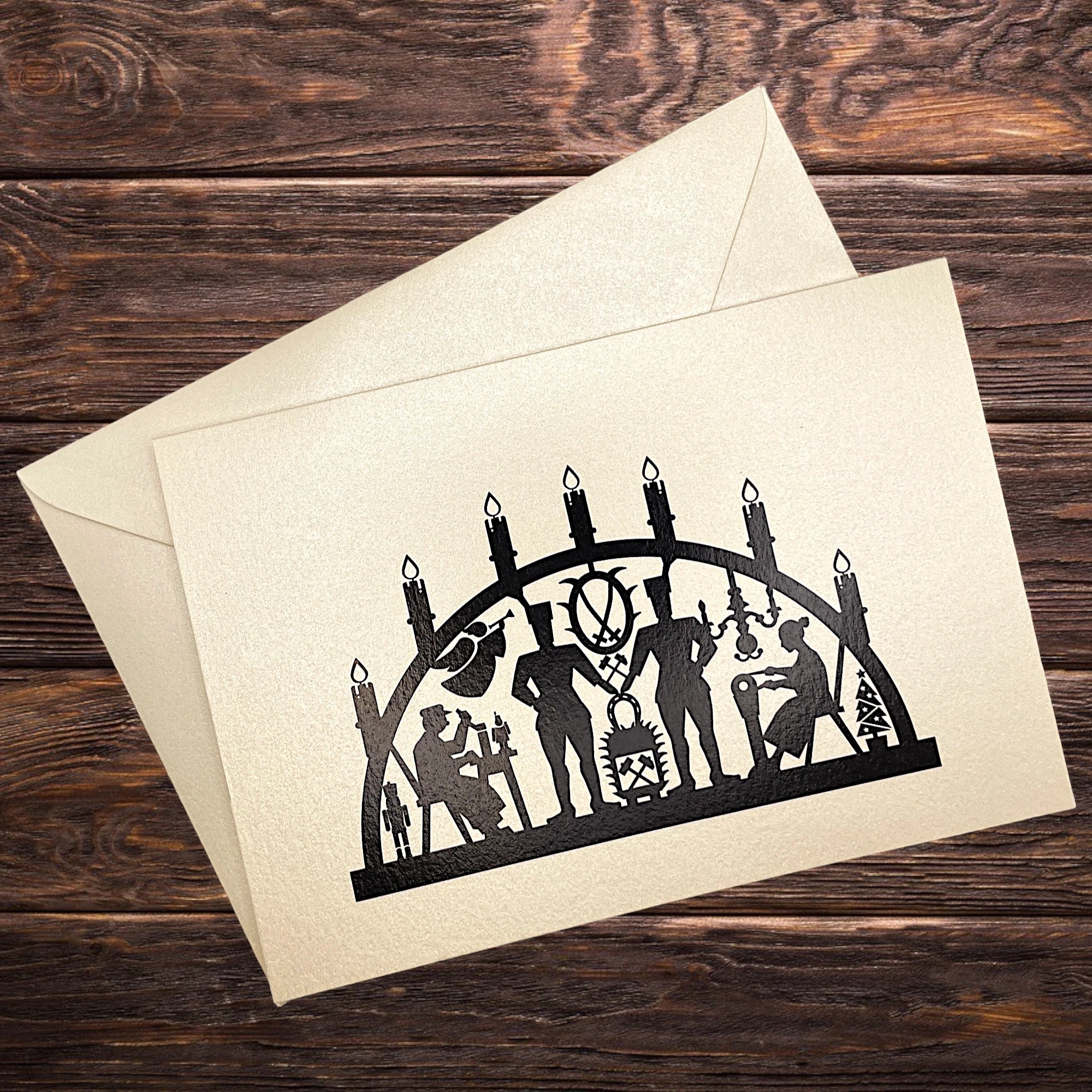 Weihnachtskarte mit Schwibbogen aus dem Erzgebirge, präsentiert auf rustikalem Holztisch