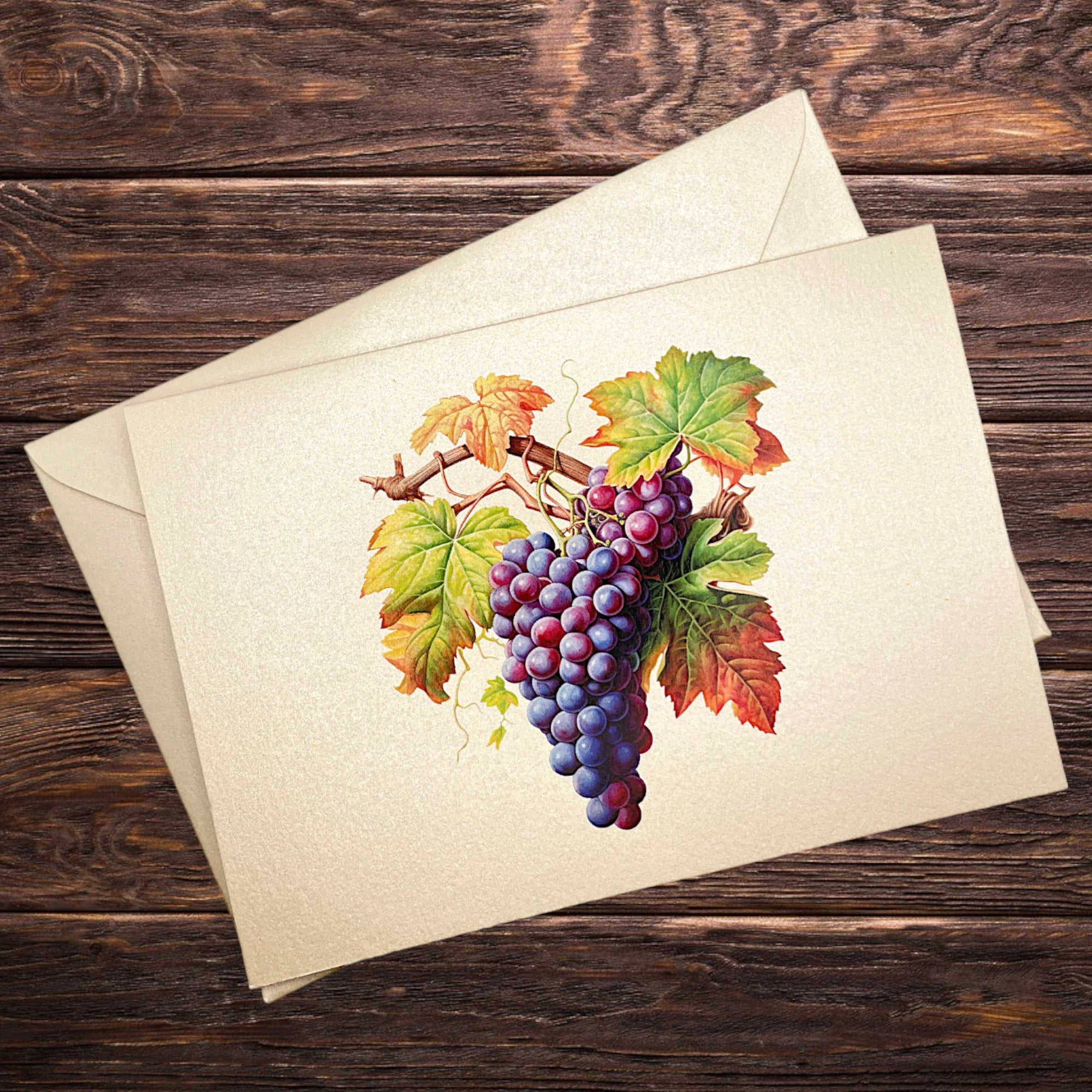 Edle Klappkarte mit Weintrauben, dekorativ präsentiert auf rustikalem Holztisch