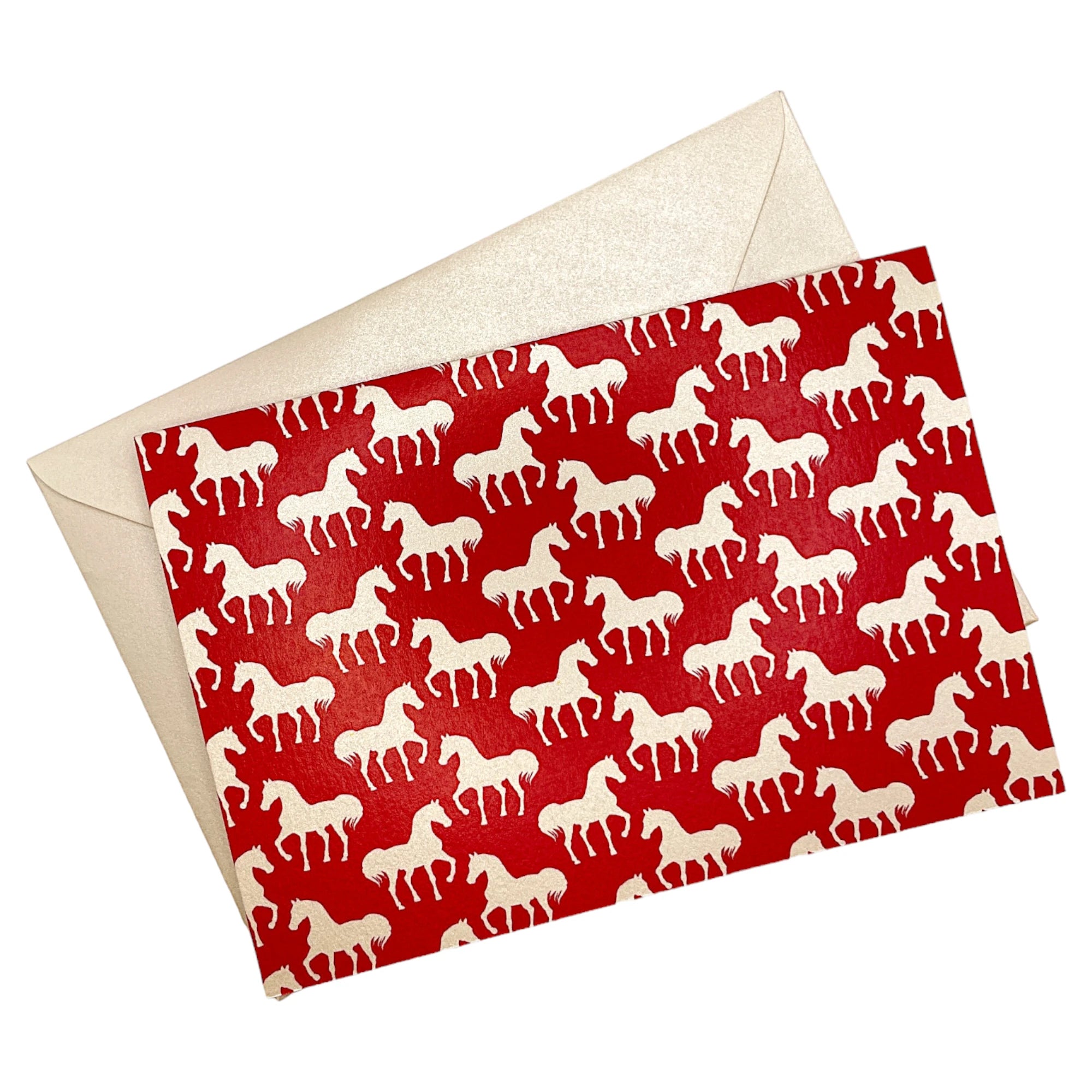 Klappkarte mit weißen Pferden auf rotem Hintergrund und passendem Umschlag aus Perlglanzpapier