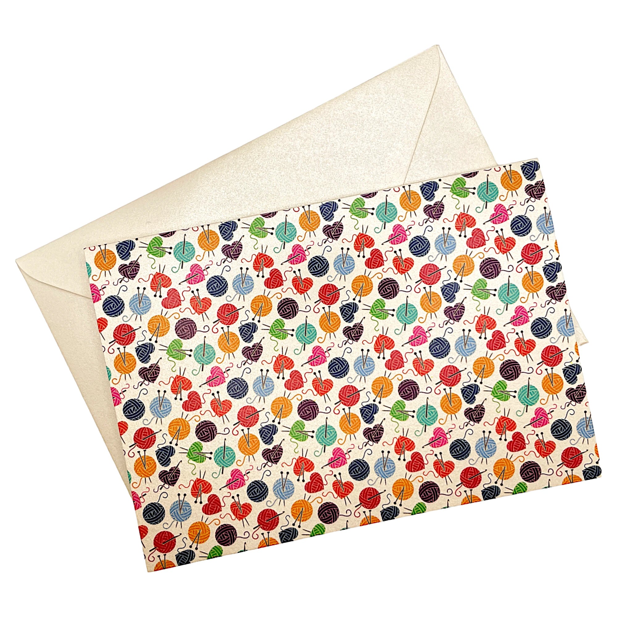 Klappkarte mit Wolle und Stricknadeln auf passendem Umschlag aus Perlglanzpapier
