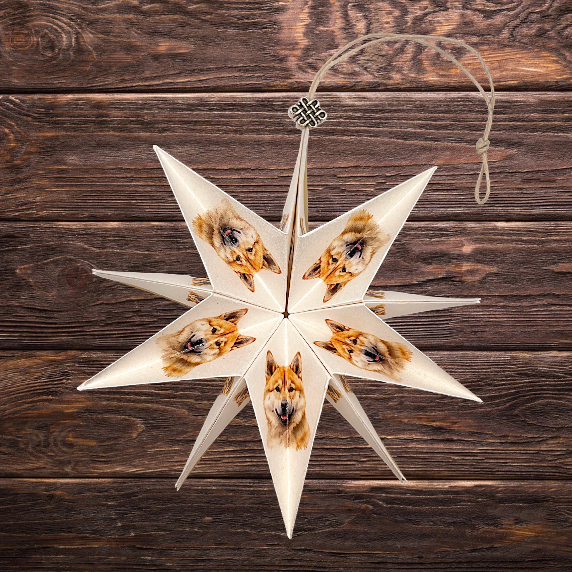 Papierstern mit Akita-Hundemotiv, dekorativ präsentiert auf rustikalem Holzhintergrund