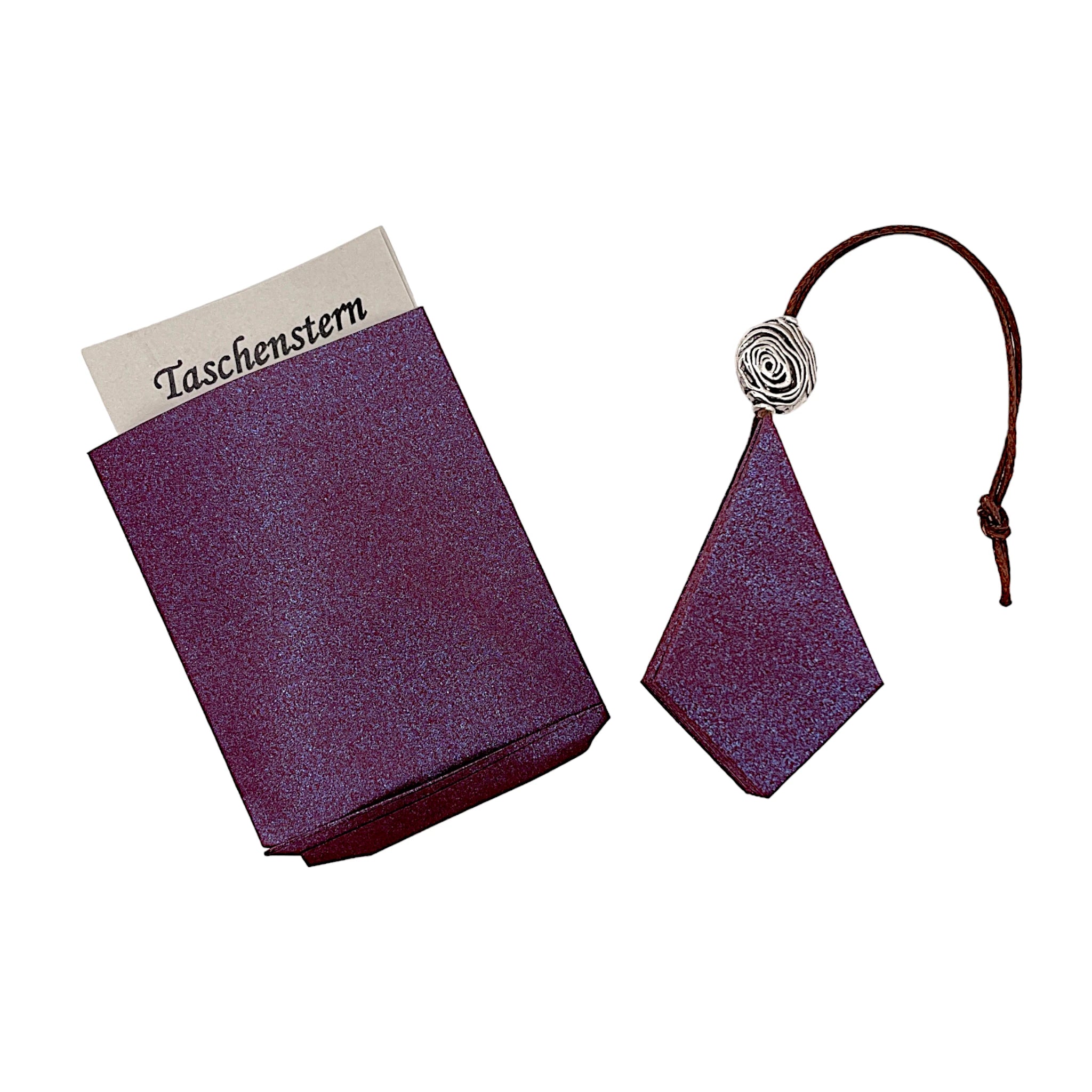Zusammengelegter Papierstern in tiefem Bordeaux, sicher verstaut im schlichten Etui