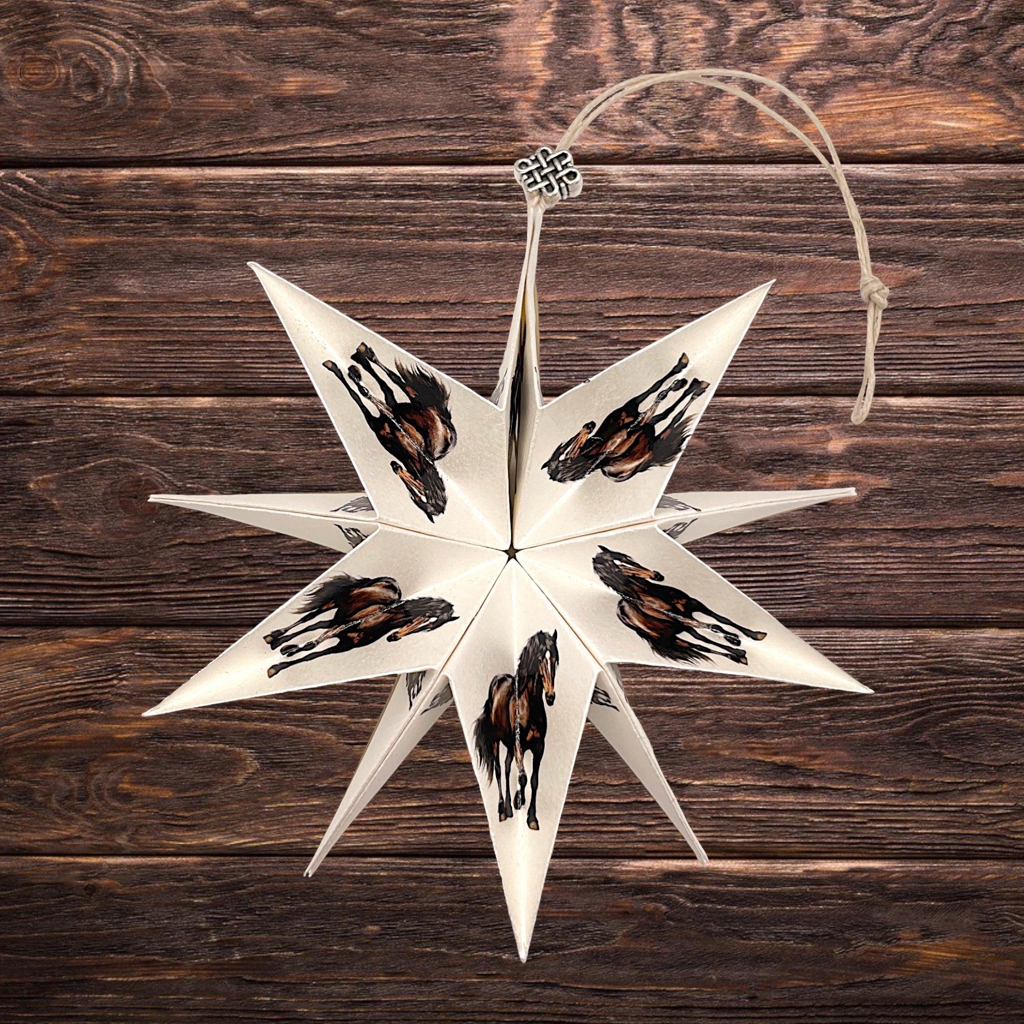 Papierstern mit Brauner-Pferdemotiv, dekorativ präsentiert auf rustikalem Holzhintergrund