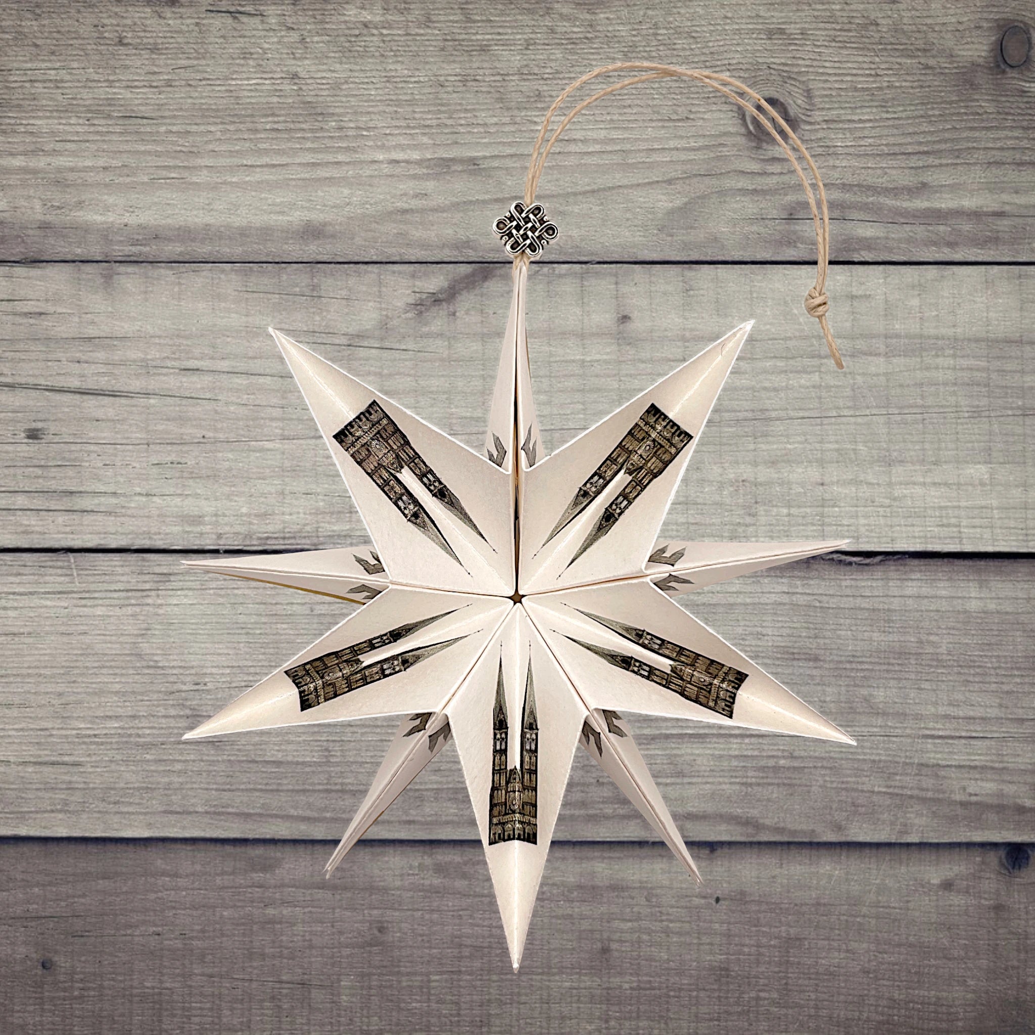 Papierstern Bremen Dom – kunstvoll entfaltet vor rustikaler Holzwand