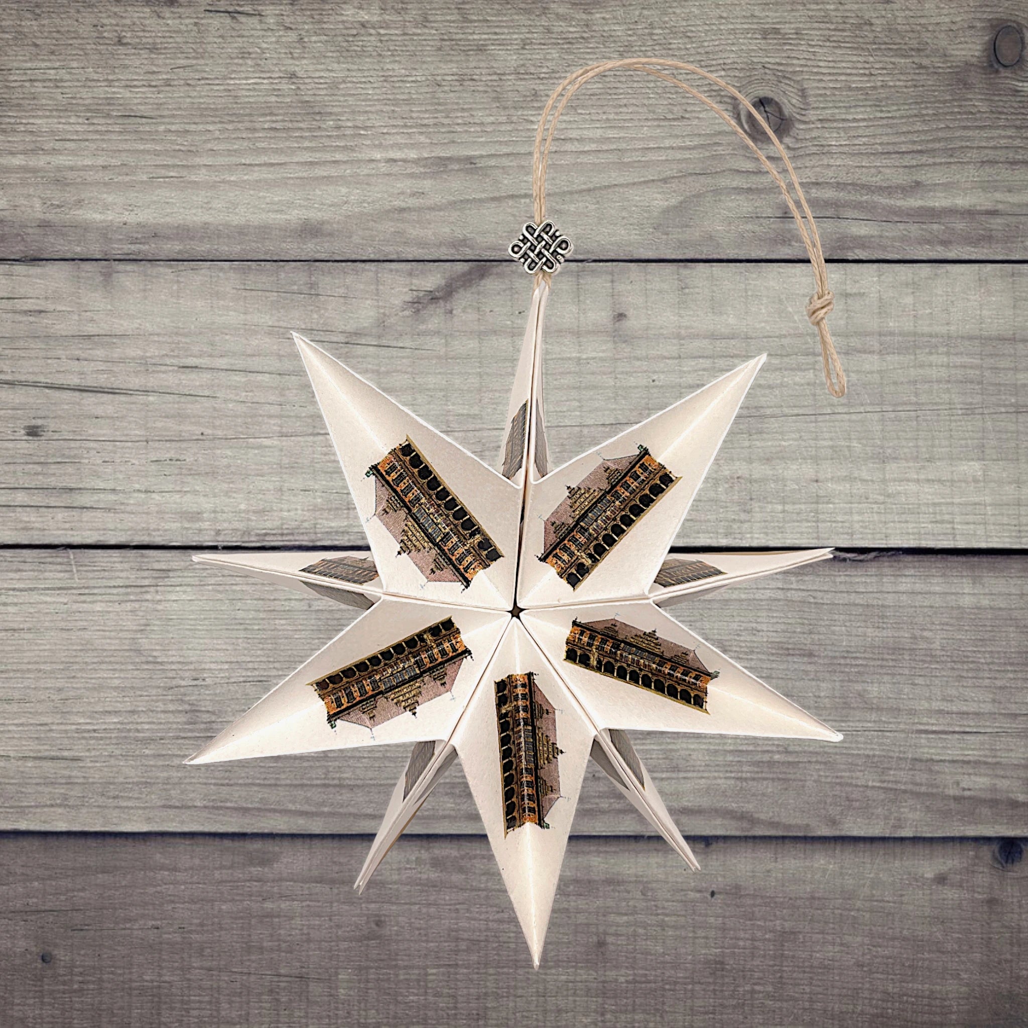 Papierstern Bremen Rathaus – kunstvoll entfaltet vor rustikaler Holzwand