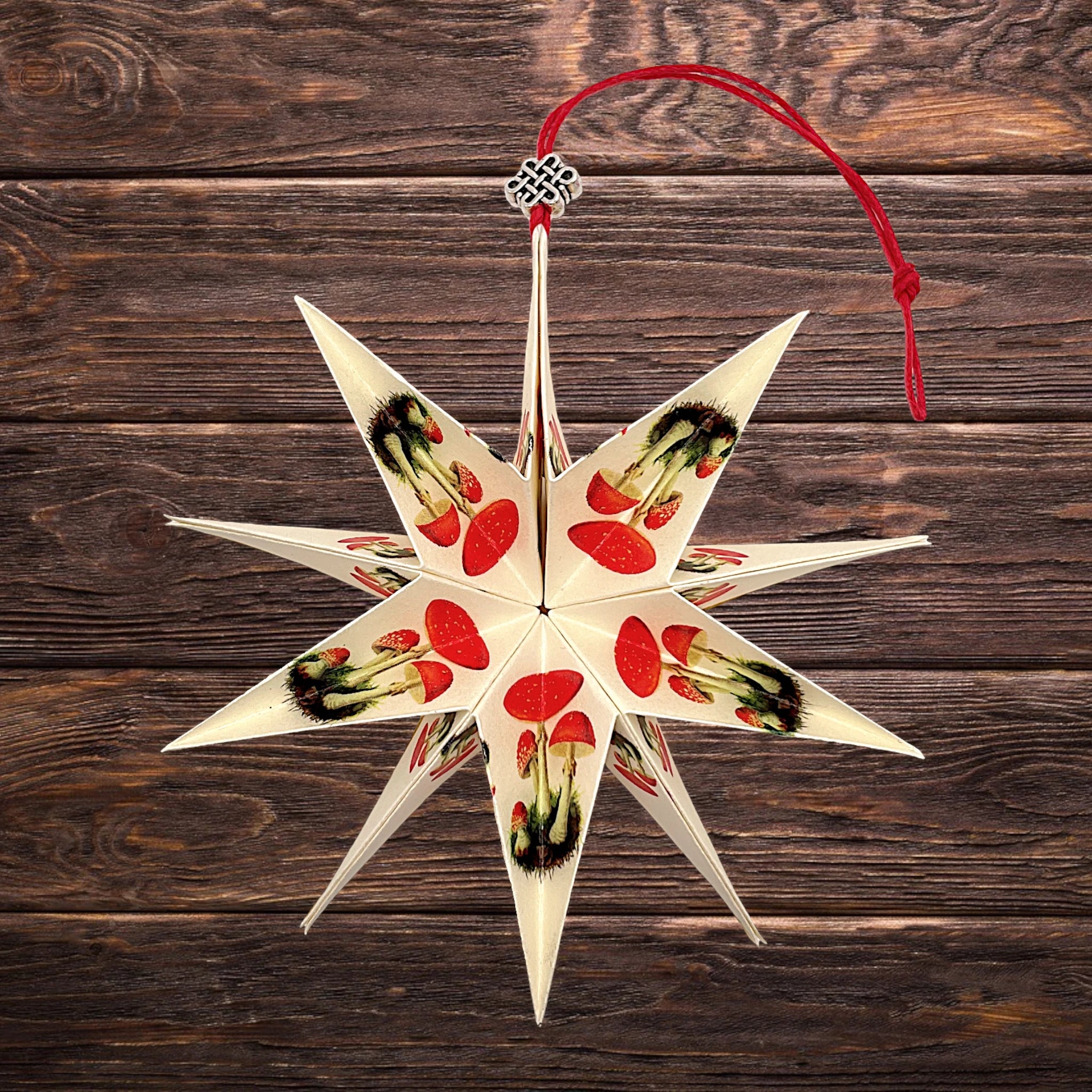 Papierstern mit Glückspilz-Motiv, dekorativ arrangiert auf rustikalem Holzhintergrund