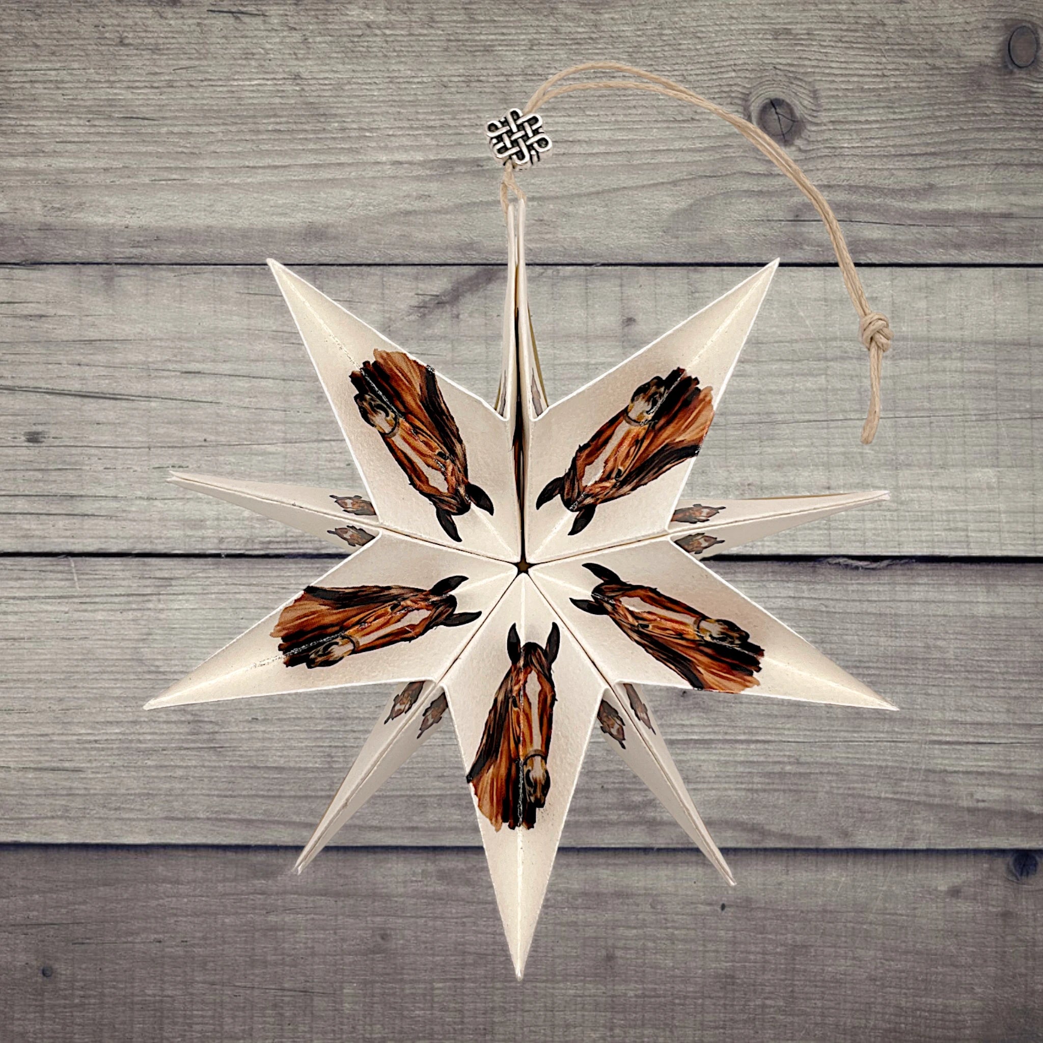 Papierstern mit Fuchs-Pferdemotiv, dekorativ präsentiert auf rustikalem Holzhintergrund