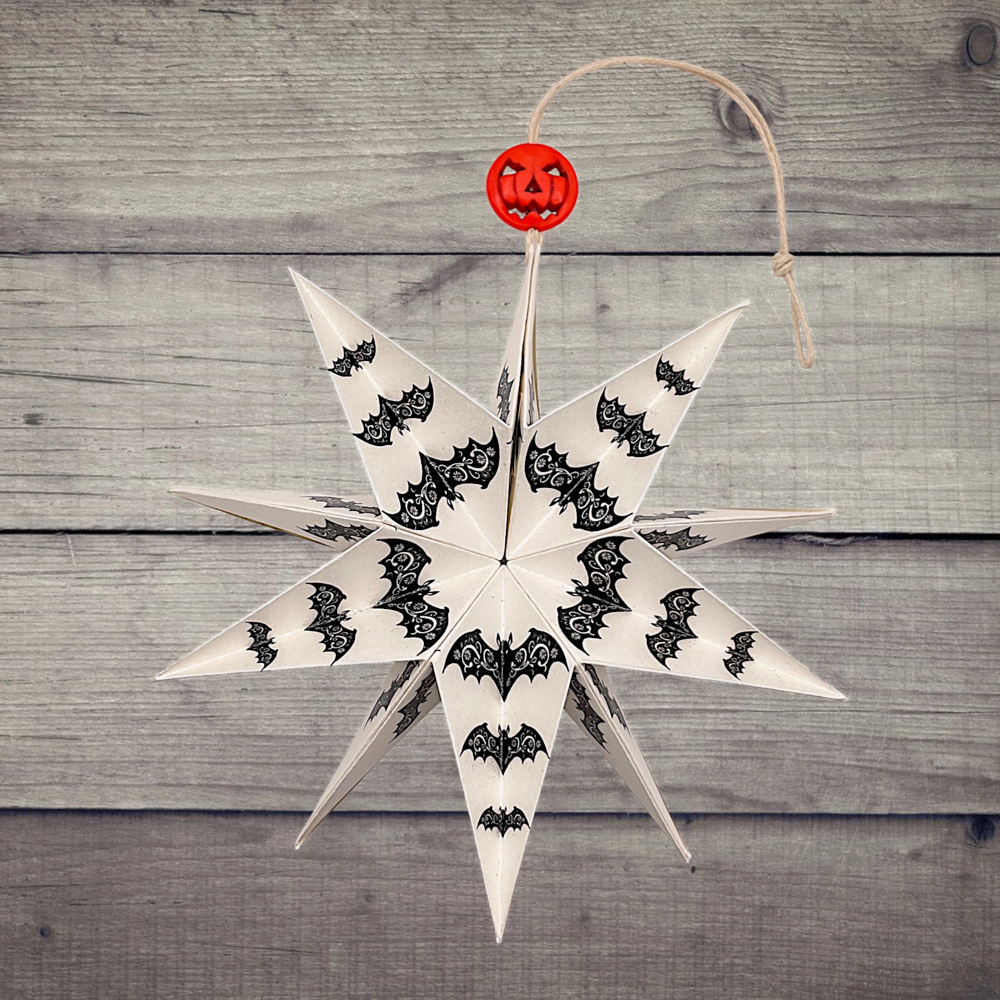 Papierstern mit Fledermausmotiv, perfekt als schaurig-schöne Halloween-Deko