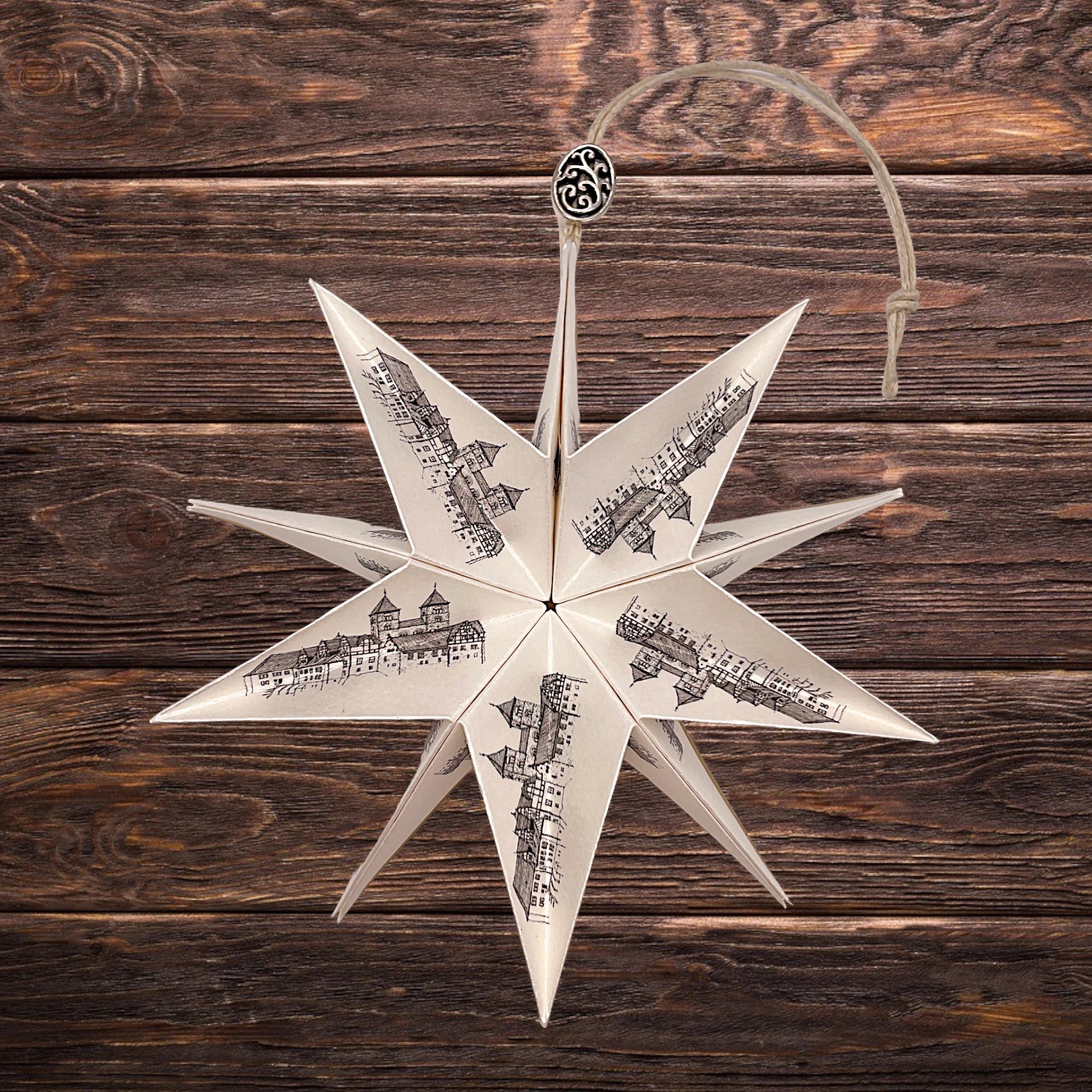 Papierstern Quedlinburg – kunstvoll entfaltet vor rustikaler Holzwand