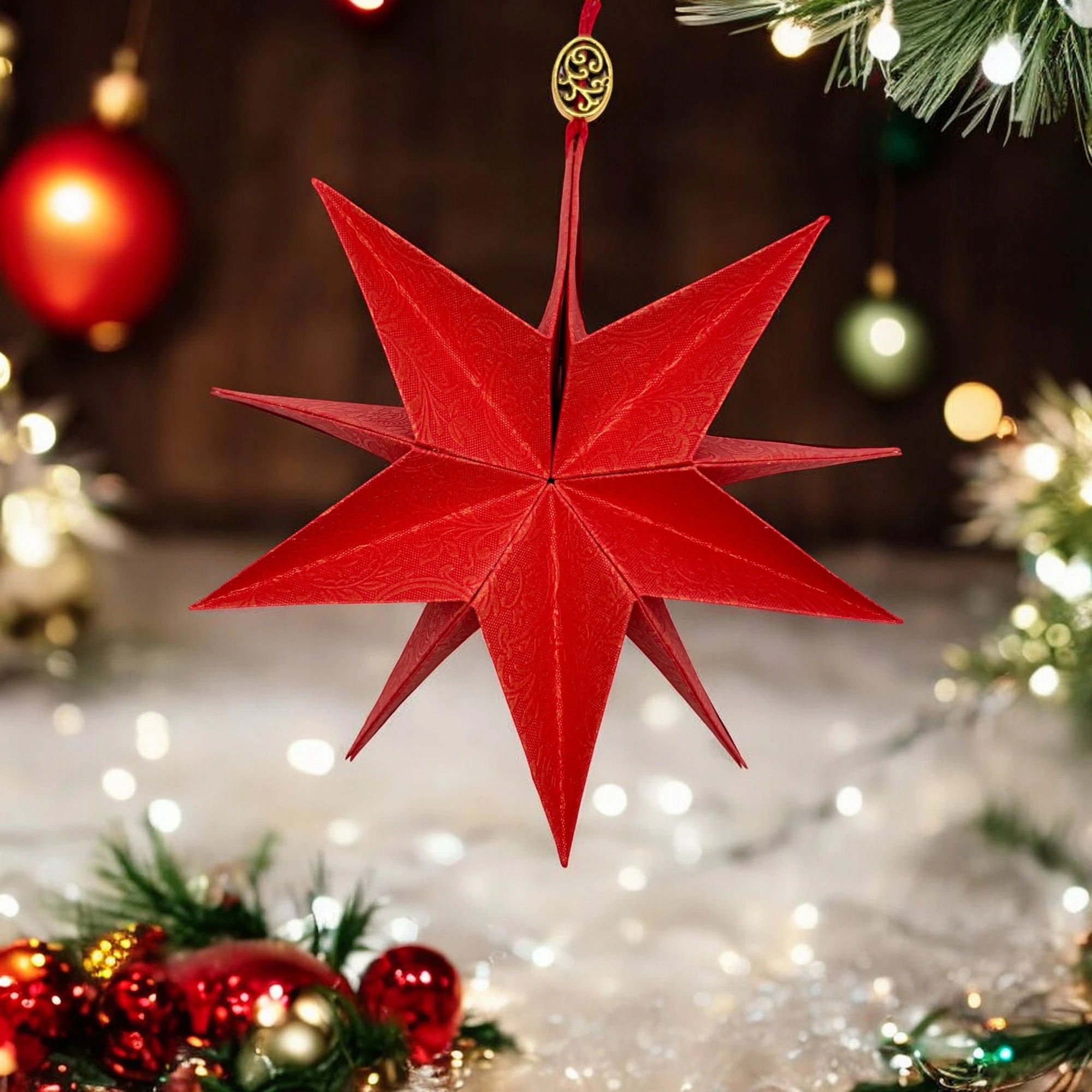 hängender roter stern mit weihnachtsdeko