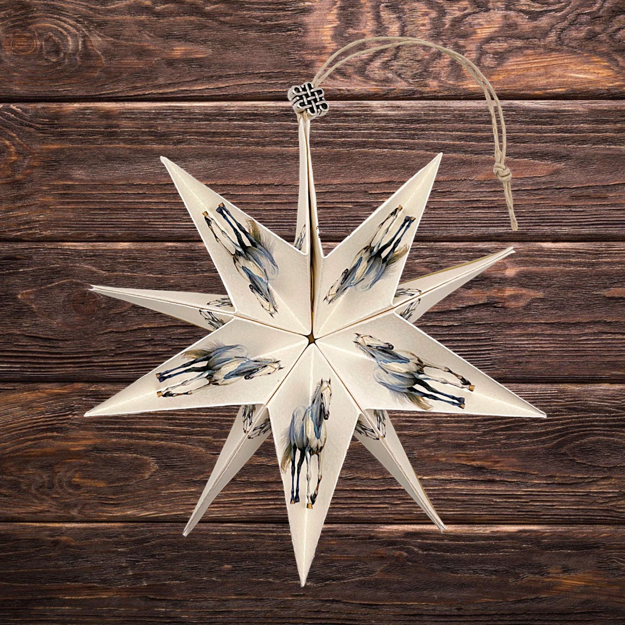 Papierstern mit Schimmel-Pferdemotiv, dekorativ präsentiert auf rustikalem Holzhintergrund
