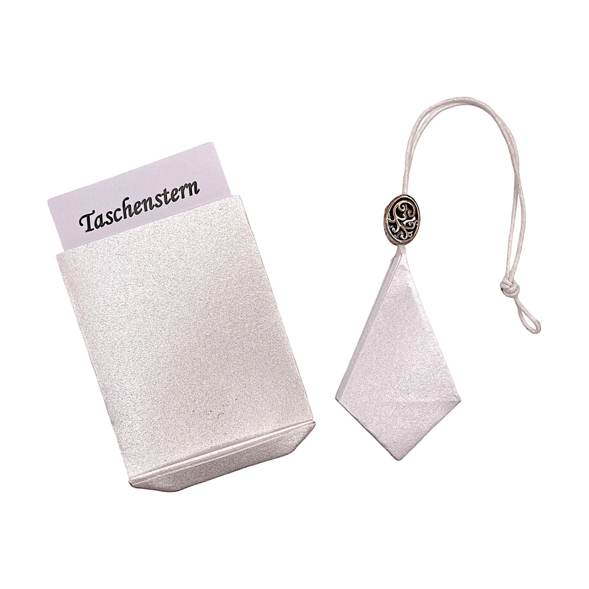 Gefalteter Papierstern in edlem Silber-Weiß, sorgfältig verpackt im passenden Etui