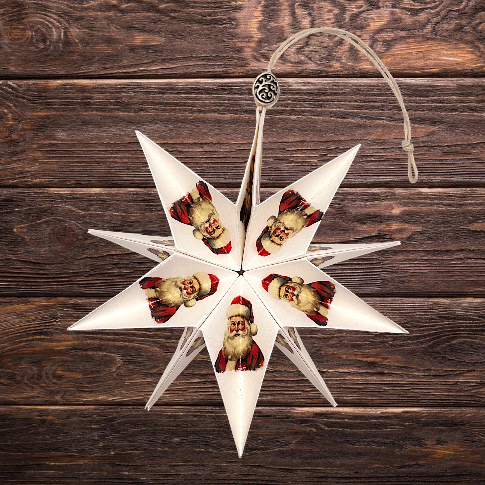 Dekorativer Papierstern mit Weihnachtsmotiv, festlich präsentiert auf Holztisch