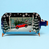 3D Pop-up Weihnachtskarte mit Auto und Weihnachtsbaum auf winterlicher Fahrt.