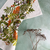 Bio-Geschirrtuch aus 100 % Bio-Baumwolle mit herbstlichem Naturmotiv im dänischen Design.