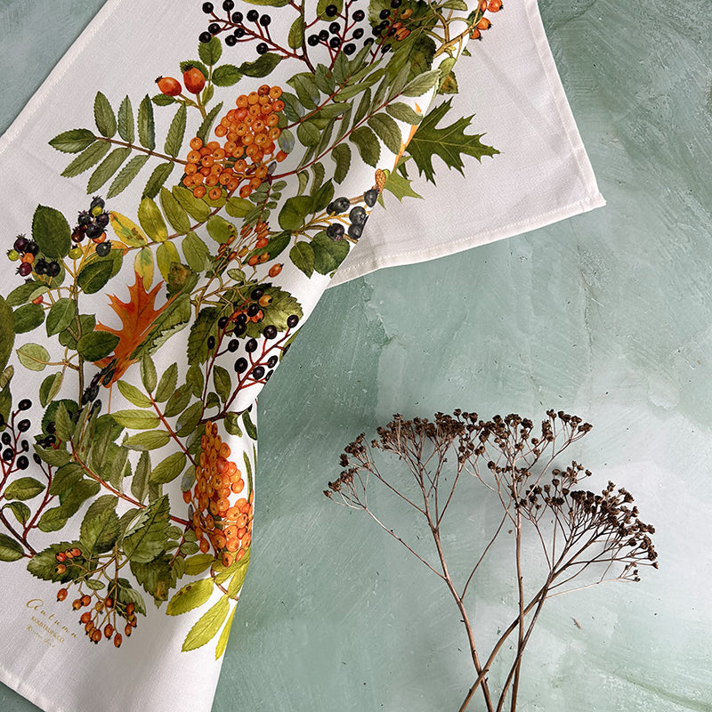 Bio-Geschirrtuch aus 100 % Bio-Baumwolle mit herbstlichem Naturmotiv im dänischen Design.