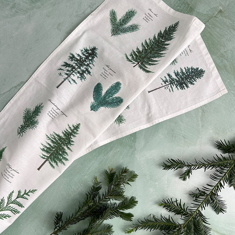 Bio-Geschirrtuch aus hochwertiger Bio-Baumwolle mit Nadelbaum-Motiv im dänischen Design für eine stilvolle Küche.