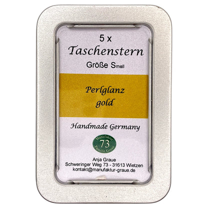 Zusammengefalteter Papierstern Mini in Gold sicher aufbewahrt in einer eleganten Schmuckdose