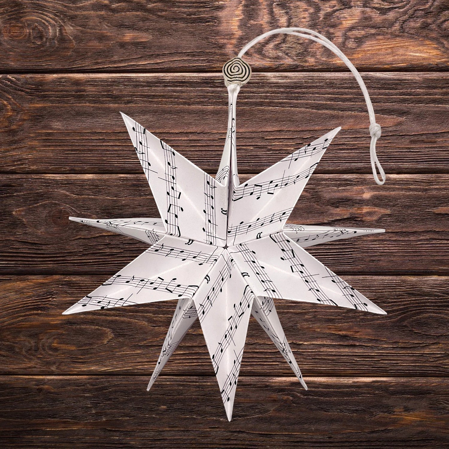 Eleganter Papierstern in Silberweiß mit feiner Faltung als dekoration oder Christbaumschmuck.