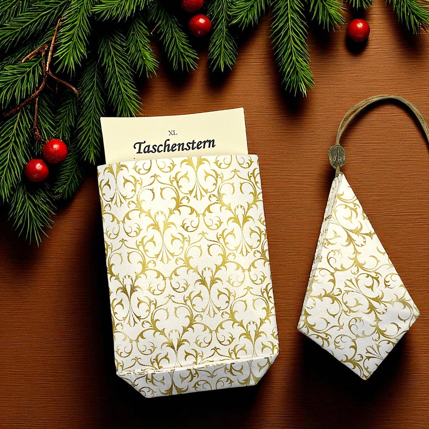 Taschenstern in XL als Papierstern auf einen Tisch zu Weihnachten
