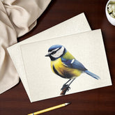 Klappkarte mit Motiv Blaumeise liegt auf einem Tisch.