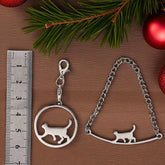 zwei Metallanhänger mit Katzen für den Adventskalender