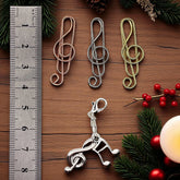 Anhänger und Klammern in Notenform für einen Adventskalender