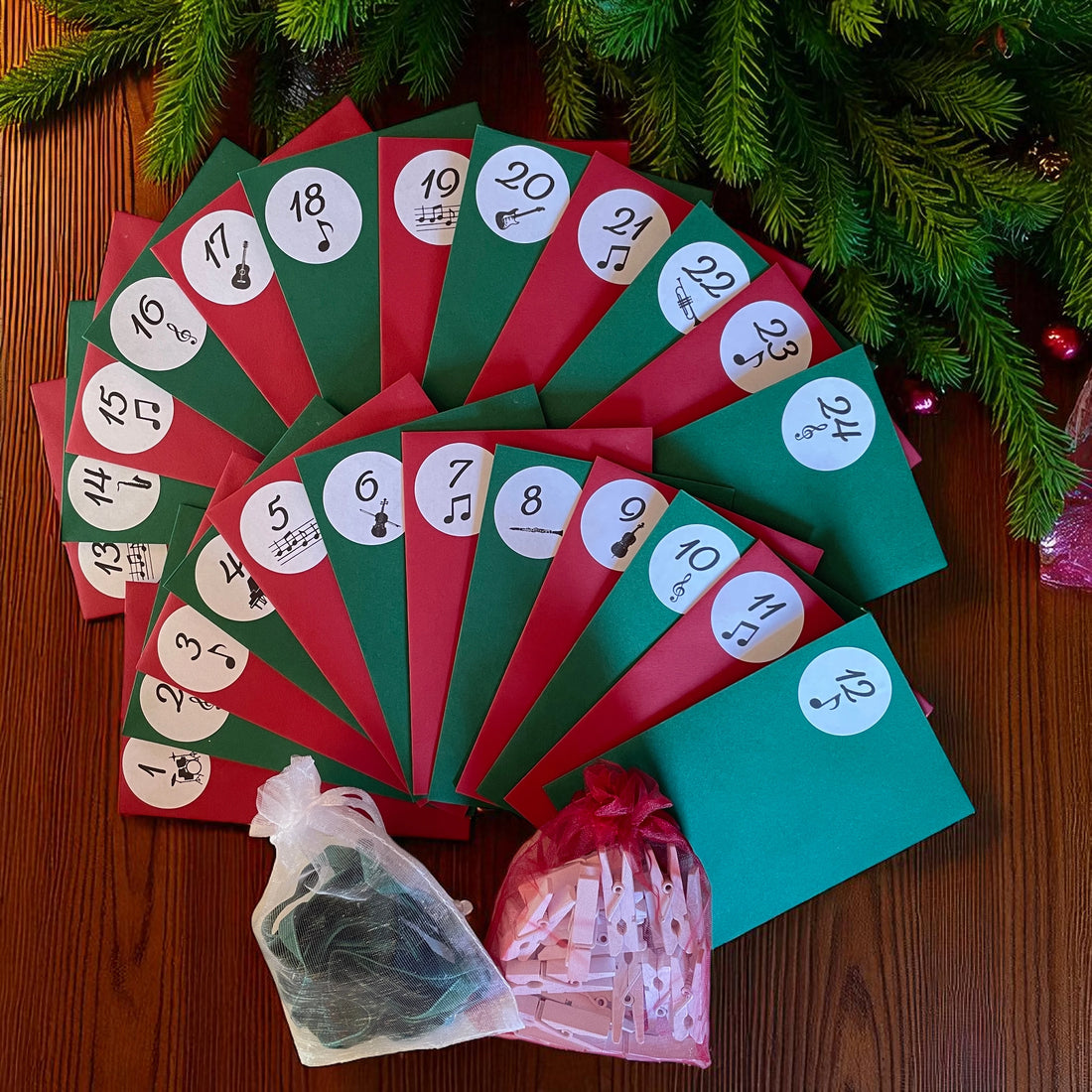 Umschläge mit Abbildungen zur Musik als Adventskalender