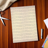 in gold liegt Notenpapier als Bastelpapier auf einen Tisch