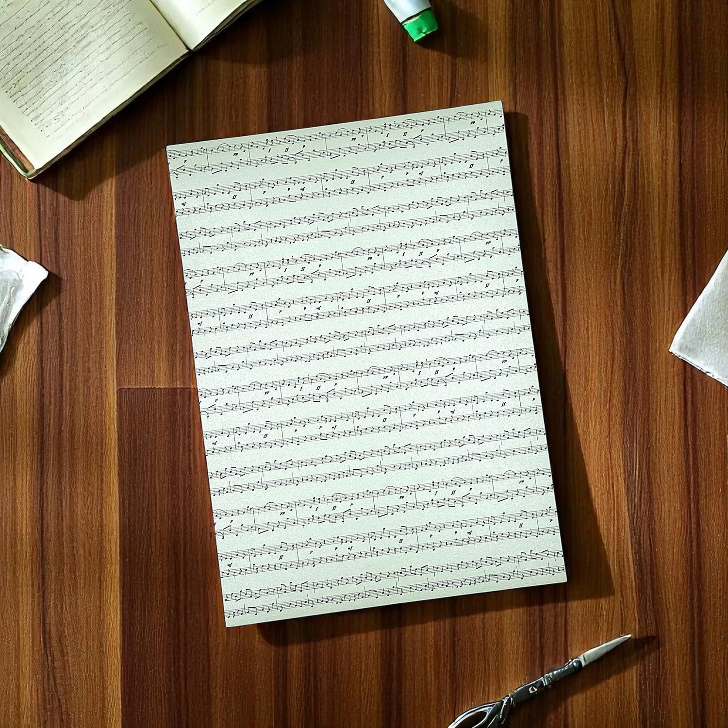 Notenpapier in mint für Scrapbooking und basteln liegt auf einem Tisch