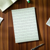 Notenpapier in mint für Scrapbooking und basteln liegt auf einem Tisch