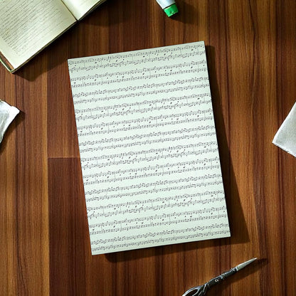 Notenpapier in mint für Scrapbooking und basteln liegt auf einem Tisch