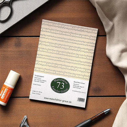 Auf einem Tisch liegt das Set mit Papier und Noten