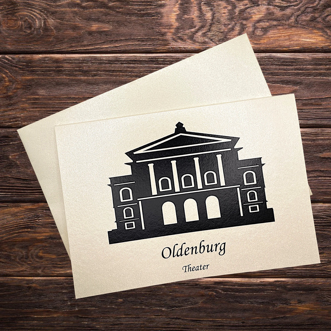 Klappkarte auf dem Holztisch mit dem Druck Theater Oldenburg